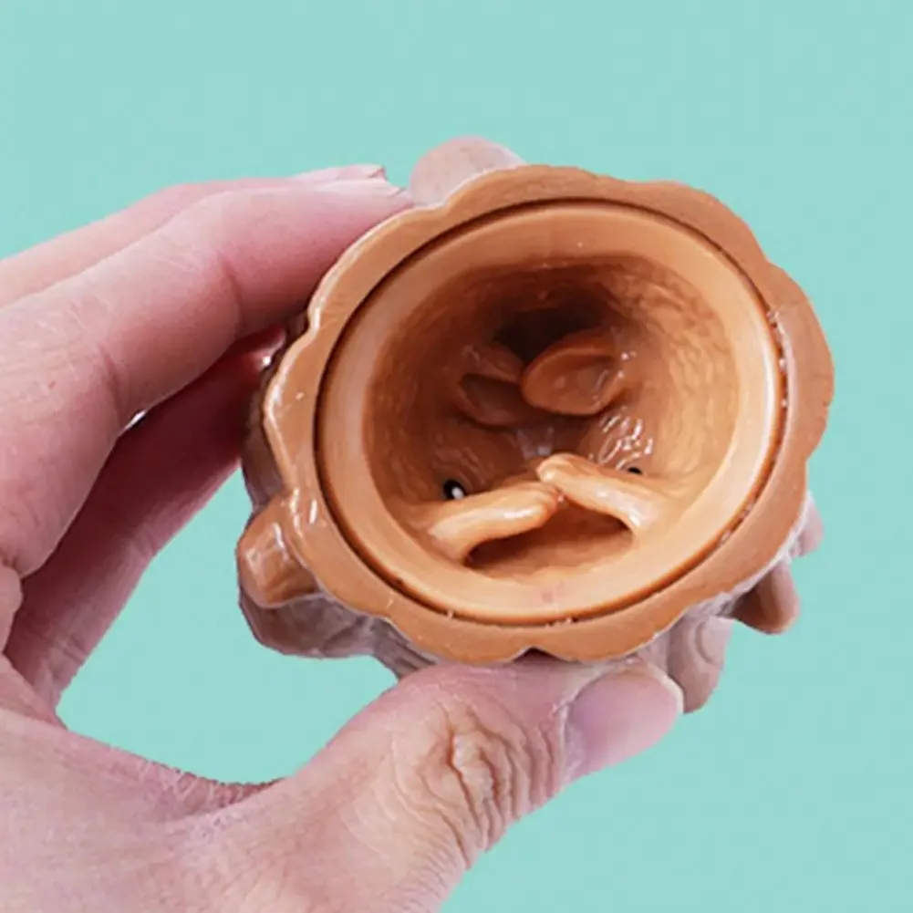 Squishy Écureuil Malicieux dans sa Souche - Kawaii – Image 2