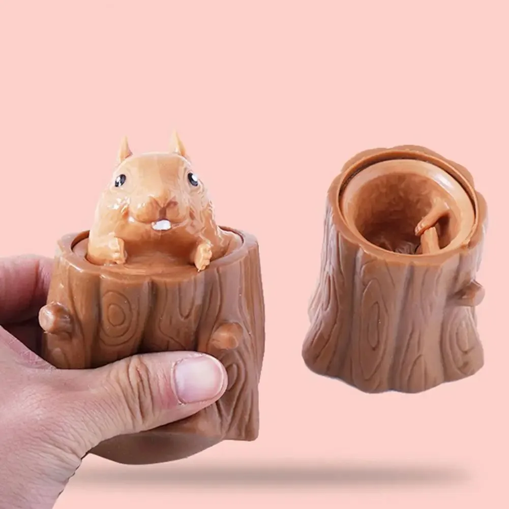 Squishy Écureuil Malicieux dans sa Souche - Kawaii